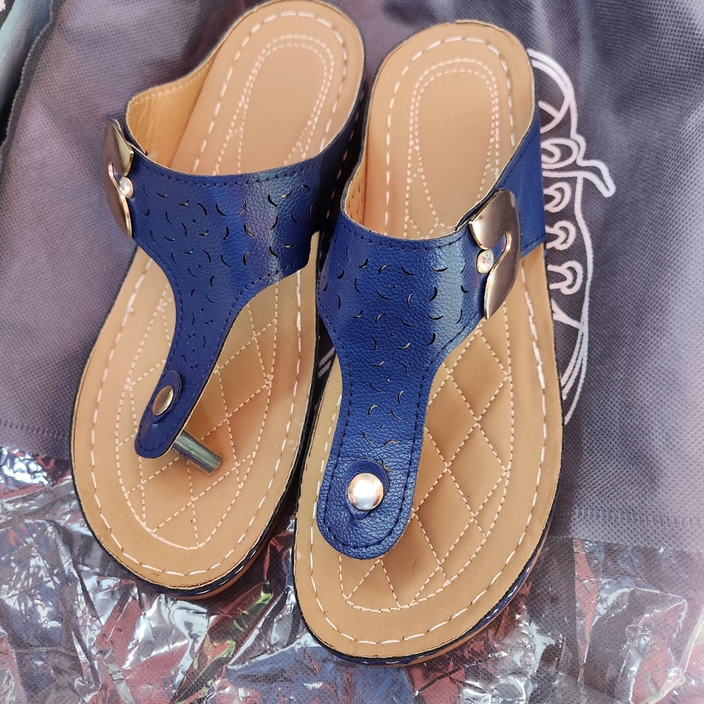 Summer Sandals 💙Blue with Gold accents ✨️ Women's size 7 1/2